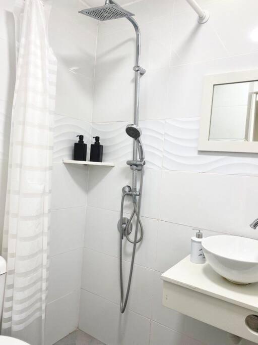 Seaside Cozy Apartment Хайфа Екстериор снимка