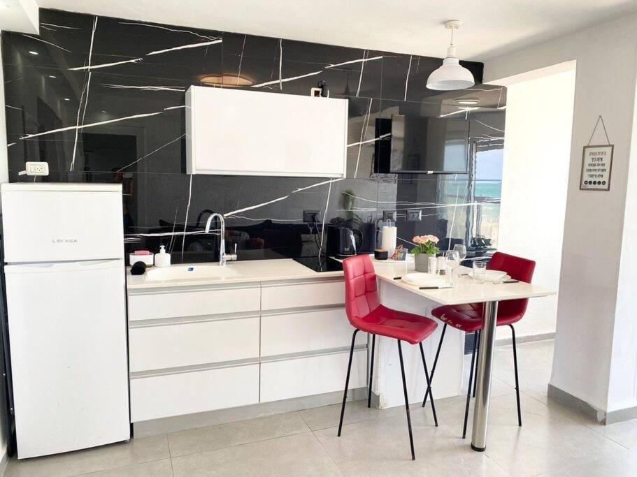 Seaside Cozy Apartment Хайфа Екстериор снимка