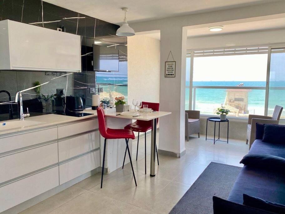 Seaside Cozy Apartment Хайфа Екстериор снимка