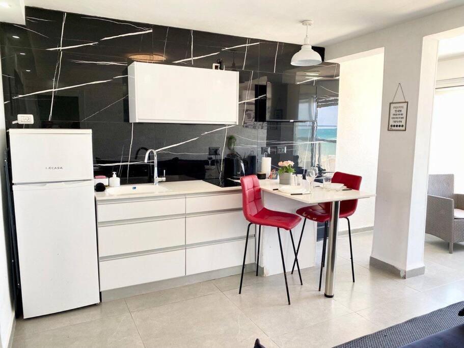 Seaside Cozy Apartment Хайфа Екстериор снимка