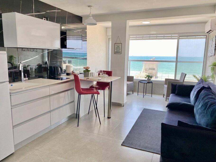 Seaside Cozy Apartment Хайфа Екстериор снимка